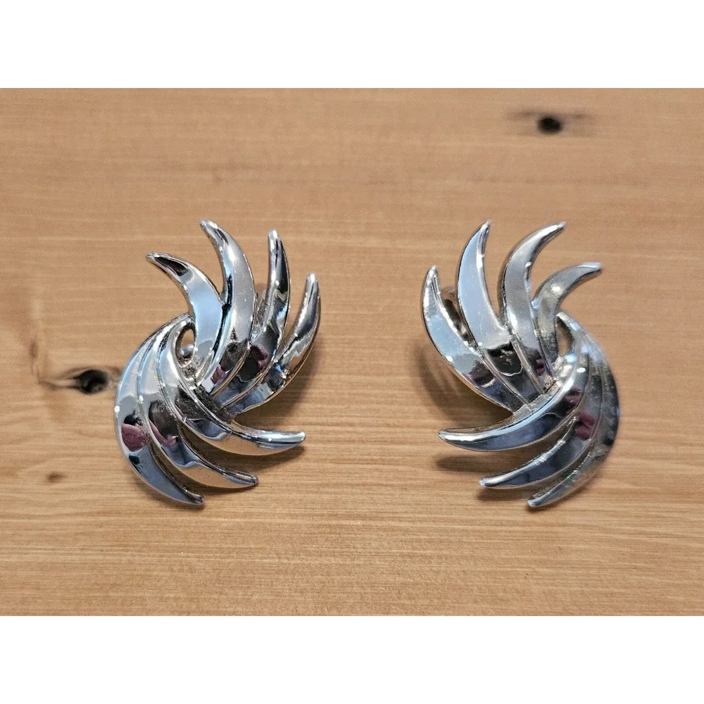 Silver Tone Clip On Earrings Abstract‎ Swirl Statement Jewelry